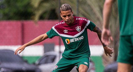 Volante Alexsander em treino do Fluminense