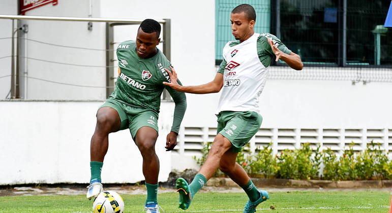 Meia-atacante colombiano Jhon Arias (à esquerda) disputa lance em treino do Fluminense
