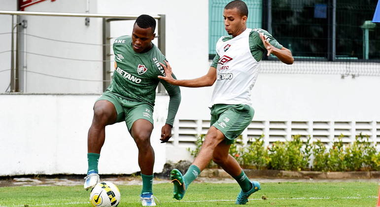 Atacante colombiano Jhon Arias (à esquerda) disputa lance em treino do Fluminense