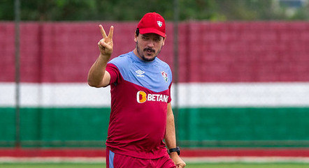 Acumulando os cargos, Fernando Diniz faz último jogo antes de comandar a seleção brasileira