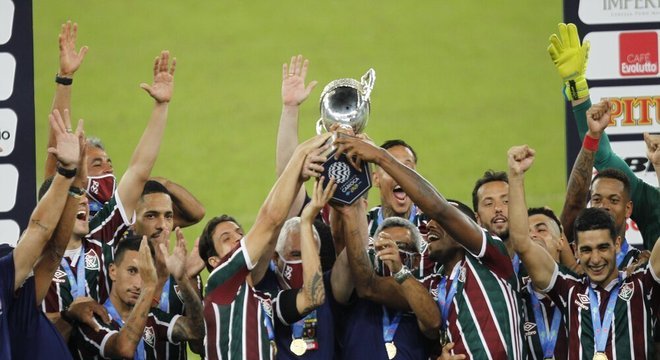 Capitão, Hudson ergue a Taça Rio para o Fluminense