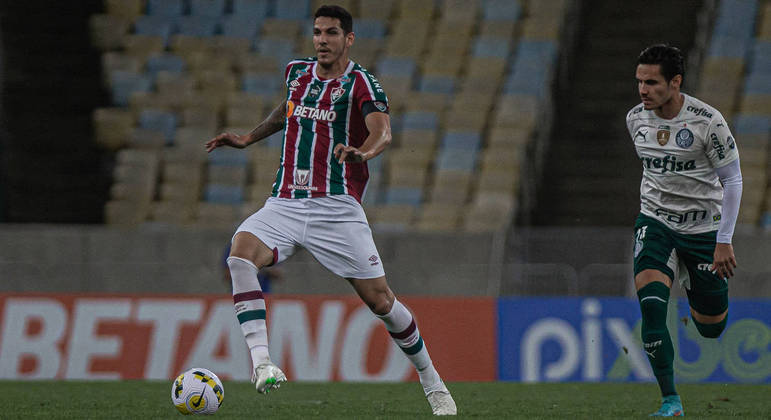 Zagueiro Nino, do Fluminense, carrega a bola em jogo contra o Palmeiras no Maracanã