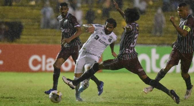 Ricardo Goulart chuta para empatar para o Santos e levar o jogo para os pênaltis