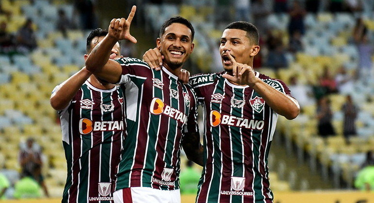 Cris Silva comemorando o primeiro gol com a camisa tricolor na vitória pela Sul-Americana