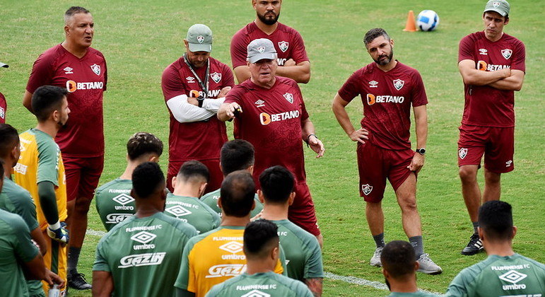 Técnico Abel Braga conversa com elenco no treino desta terça-feira (5), no CT Carlos Castilho