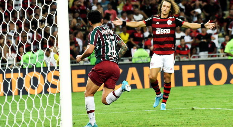 Cano, do Fluminense, corre para comemorar gol na final contra o Flamengo