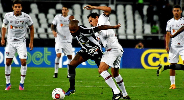 Chay, do Botafogo, e Ganso, do Fluminense, disputando jogada no clássico