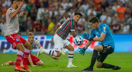 Cano, do Fluminense, tenta cabeceio contra o Argentinos