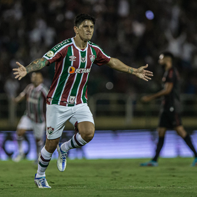 Cano corre para comemorar um dos gols do Fluminense no Athletico-PR