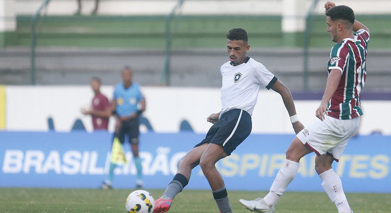 Juninho, do Botafogo, sendo marcado por João Pedro, do Fluminense