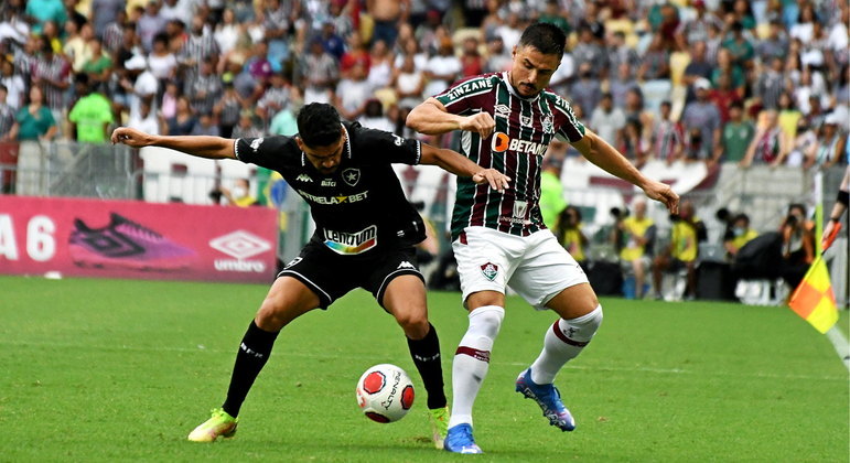 Willian Bigode, do Flu, disputa bola no duelo contra o Botafogo