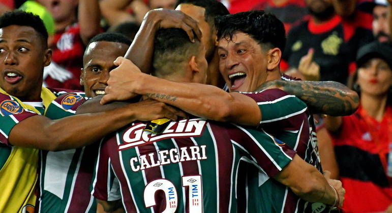 Germán Cano comemora com jogadores do Fluminense o gol de empate no fim do primeiro tempo