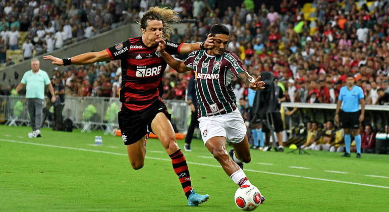 David Luiz, do Flamengo, disputa lance com Cris Silva, do Fluminense