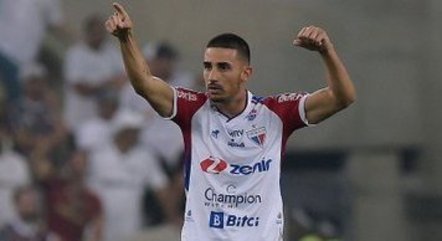 Thiago Galhardo anotou dois gols em vitória