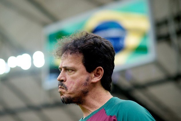 Fernando DinizAnunciado como treinador interino da seleção no início do mês, o comandante do Fluminense vive momento de instabilidade no clube. O tricolor vem de derrota para o Coritiba fora de casa, e nos últimos jogos viu o desempenho piorar. Efeito CBF?