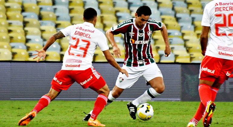 PH Ganso, do Fluminense, tenta passar pela marcação de Gabriel e Mercado, do Inter