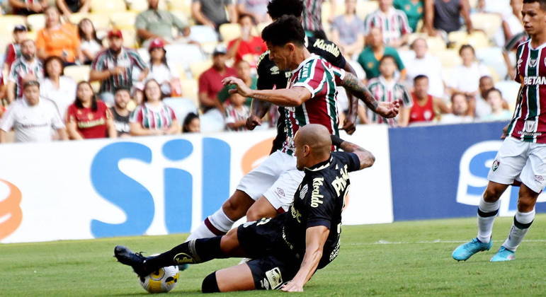 Zagueiro Maicon, do Santos, trava Germán Cano, do Fluminense, dentro da pequena área