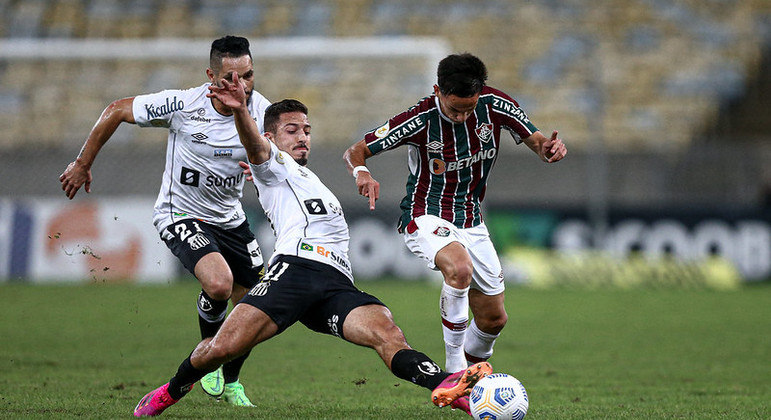 Gabriel Teixeira, ex-Fluminense, sendo desarmado por Jean Mota, ex-Santos