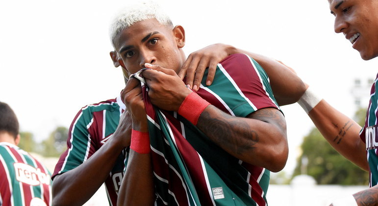 John Kennedy comemora gol com beijo no escudo do Fluminense