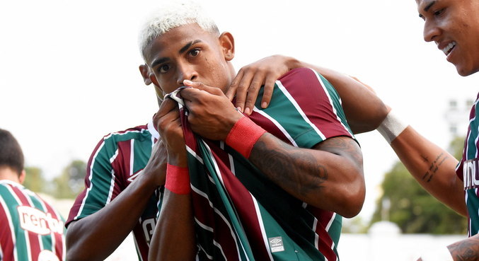 John Kennedy comemora gol beijando o escudo do Fluminense