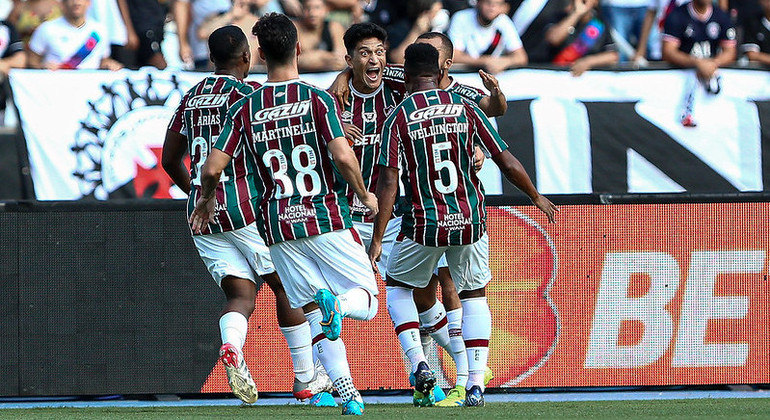 Atacante argentino Germán Cano, do Fluminense, comemora gol contra o ex-clube