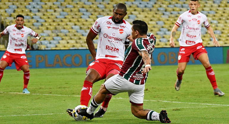 Pineida, do Fluminense, trava bola com zagueiro Rafael Donato, autor do 1º gol do Vila Nova