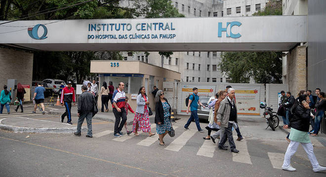 Fluxo de pacientes em frente ao Hospital das Clínicas em São Paulo