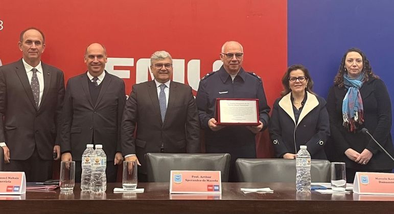 Comandante da Aeron utica recebe t tulo de professor Honoris Causa