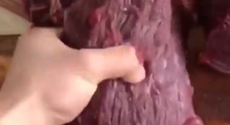 Um vídeo chocante mostrou um pedaço de carne com estranhos espasmos, enquanto é manipulado por um açougueiro