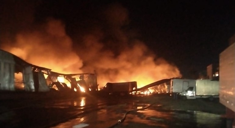 Fogo atinge galpão em Guarulhos