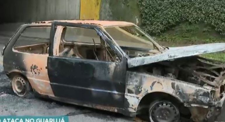 Homens com fuzis invadem supermercado, roubam joalheria e queimam carro em fuga