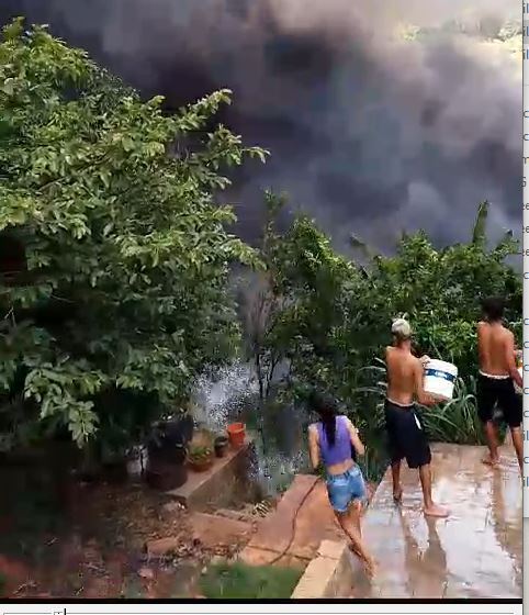 Incêndio em depósito de materiais recicláveis assusta moradores 
