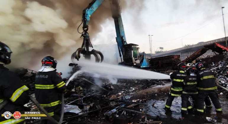 Incêndio de grandes proporções atinge ferro velho em São Paulo - Vimarsana News