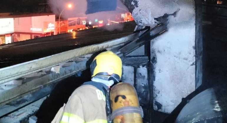 Bombeiro resfria coifa em restaurante que pegou fogo na Asa Sul, em Brasília