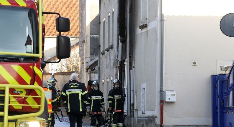 Bombeiros na casa em que morreram mãe e filhos em Charly-sur-Marne, a nordeste de Paris