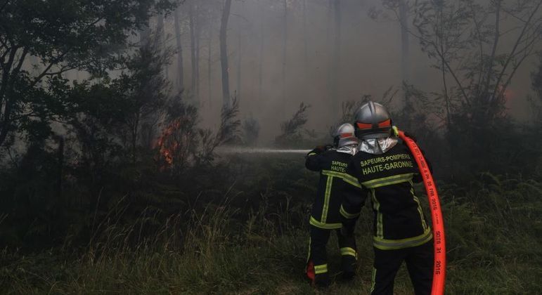 Bombeiros tentam controlar chamas em mata de Louchats, sudoeste da França