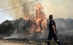 Bombeiros gregos lutam contra incêndios em Atenas e outras cidades