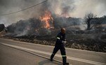 Bombeiros gregos lutam contra incêndios em Atenas e outras cidades
