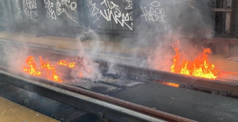 Uma linha de trem que passa em ponte do Reino Unido pegou fogo, em meio a uma onda de calor extremo que castiga o país recentemente. Apesar de ser um acidente de pequenas proporções, as imagens impressionaram e alertaram sobre as altas temperaturas