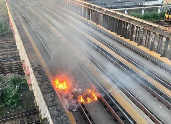 Secador de cabelos esquecido ligado causa incêndio em residência