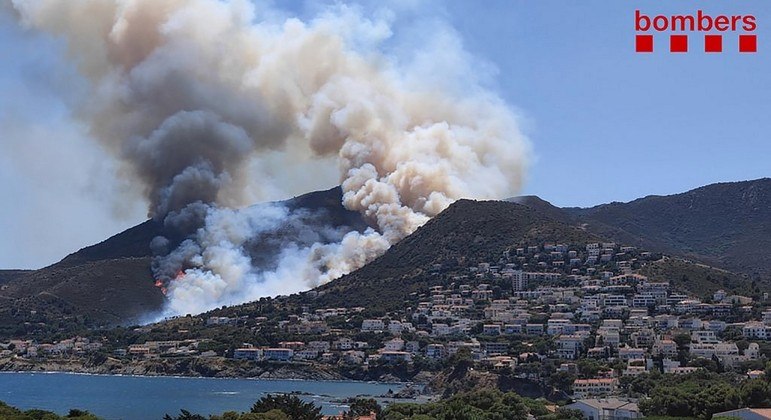 Incêndio florestal na Catalunha foi controlado, informam bombeiros - Vimarsana News