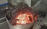 Infelizmente, não podemos chamar isso de comida! Essa panela de lava é quase um vulcão na cozinha