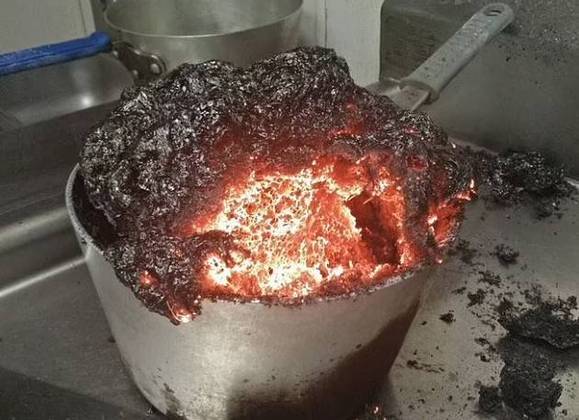 Infelizmente, não podemos chamar isso de comida! Essa panela de lava é quase um vulcão na cozinha