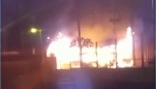 Dois ônibus são incendiados em ataque de criminosos no Grajaú (SP)