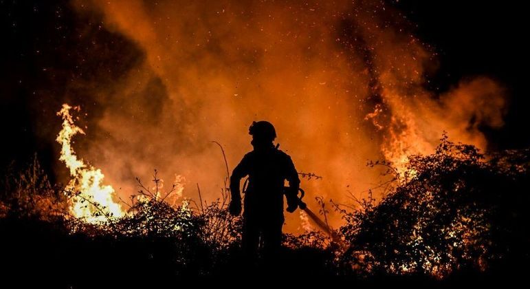 Bombeiro combate incêndio em floresta de Baião, em Portugal