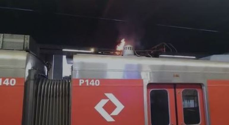 Trem da Linha 11-Coral da CPTM é evacuado após fogo em pantógrafo