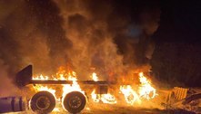 Carreta e carros pegam fogo após acidente na MG-424, na Grande BH 