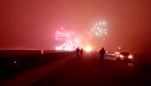 Feliz 2022! Acidente inicia show de fogos de artifício em estrada