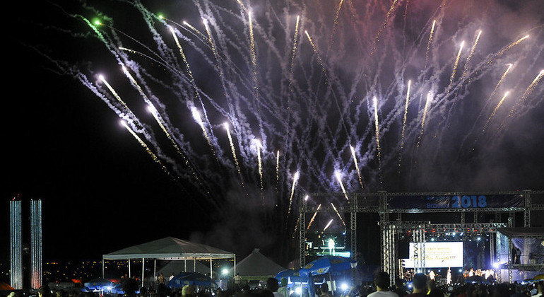 Fogos de artifício durante Réveillon no Museu da República, na Esplanada dos Ministérios, em Brasília