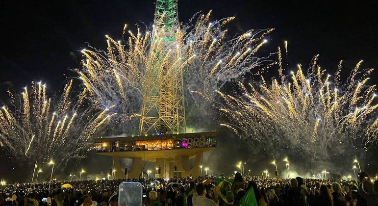 Centenas de pessoas acompanharam a queima de fogos na Torre de TV, em Brasília